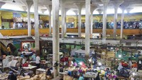 Suasana pasar Cinde yang pernah menjadi Cagar Budaya. Pasar Cinde terdaftar dalam Objek Registrasi Nasional Cagar Budaya dengan Nomor ID Pendaftaran Objek PO2016063000005 pada tanggal 30 Juni 2016. (Andrew Holt/Getty Images)