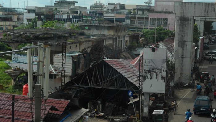 Pernah Jadi Cagar Budaya, Pasar Cinde Palembang Kini Hangus Terbakar Suasana Pasar Cinde usai terbakar di Palembang, Sumatera Selatan, Senin (28/11/2022). Sebanyak 60 lapak pedagang hangus terbakar pada kebakaran Senin dini hari tadi di pasar yang proyek revitalisasinya tengah mangkrak dan pernah ditetapkan sebagai cagar budaya ini. ANTARA FOTO/Feny Selly/wsj.