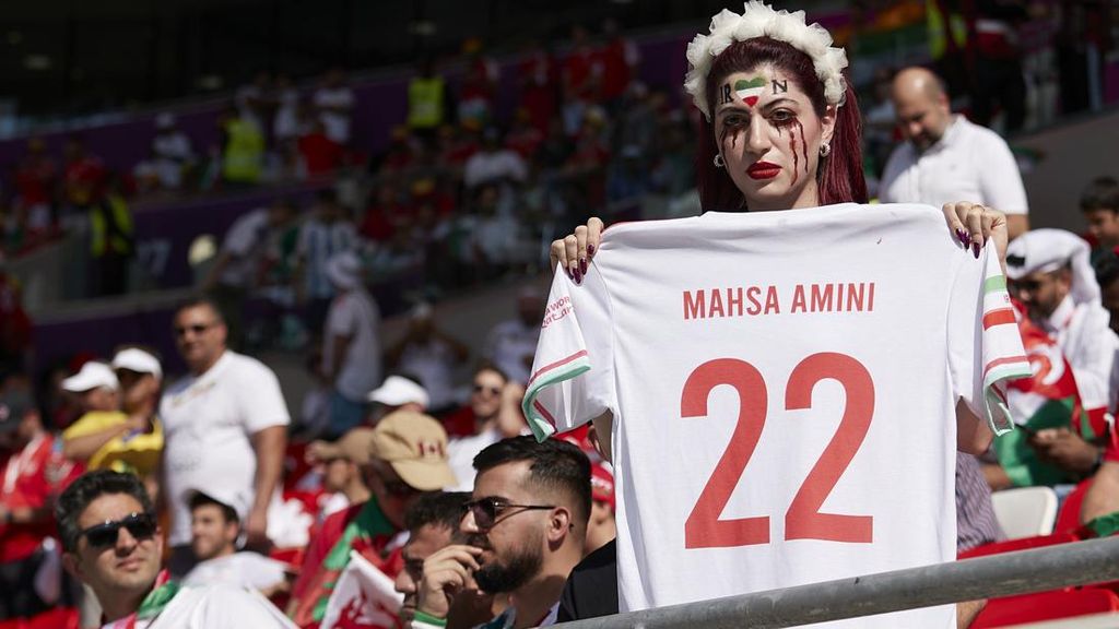 Aksi Solidaritas Fans Iran Jelang Laga Lawan AS di Piala Dunia 2022
