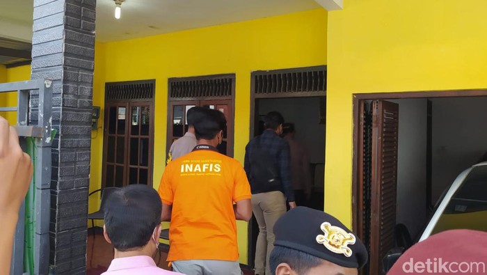 Polda Jawa Tengah melakukan olah TKP di rumah sekeluarga tewas diracun anak di Mertoyudan, Kabupaten Magelang, Selasa (29/11/2022).