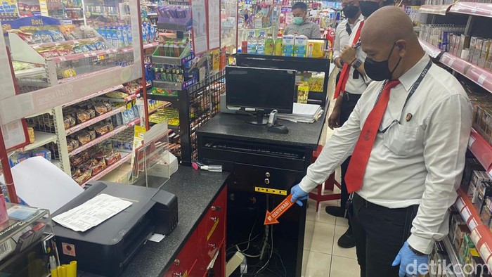 Polisi olah TKP di minimarket Pasuruan yang dibobol
