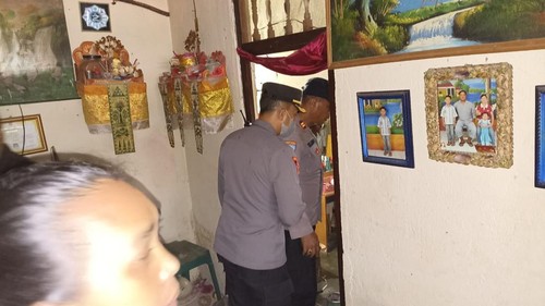 Polisi saat mendatangi lokasi kejadian korban tewas tersengat listrik saat memperbaiki kipas angin di Denpasar, Bali, Selasa (29/11/2022).