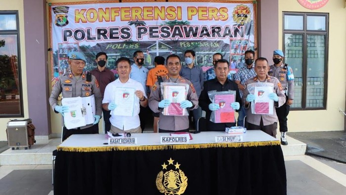 Polisi ketika rilis kasus korupsi dana desa. (Foto: Istimewa)