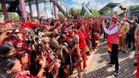 Dalam acara tersebut Presiden Jokowi disambut dengan Tarian Bangkule Rajakng dan menerima laporan dari Pangalangok Jilah atau Panglima Merah Dayak. Presiden juga disematkan rompi dan topi adat.