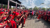 Jokowi menyalamai warga Suku Dayak yang menyambutnya.