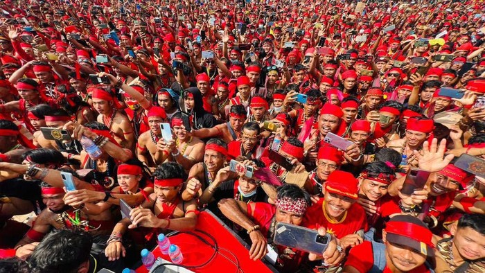 Potret Jokowi Bertemu Ratusan Warga Suku Dayak Presiden Jokowi menghadiri pertemuan keluarga besar Tariu Borneo Bangkule Rajakng di Pontianak. Begini suasana saat Jokowi bertemu warga Suku Dayak.