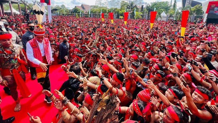 Potret Jokowi Bertemu Ratusan Warga Suku Dayak Presiden Jokowi menghadiri pertemuan keluarga besar Tariu Borneo Bangkule Rajakng di Pontianak. Begini suasana saat Jokowi bertemu warga Suku Dayak.
