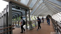 Aktivitas di kawasan perkantoran Sudirman berjalan normal saat Upah Minimum Provinsi (UMP) naik 5,6 persen.
