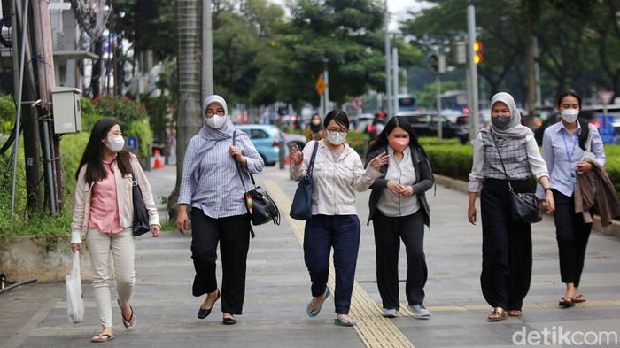 Sejumlah pekerja beraktivitas saat jam pulang kantor di Jalan Jenderal Sudirman, Jakarta, Selasa (29/11/2022). Pemprov DKI Jakarta menaikkan Upah Minimum Provinsi (UMP) tahun 2023 sebesar Rp326.953 atau 5,6 persen dibandingkan tahun sebelumnya menjadi Rp 4.900.798.