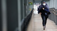 Besaran UMP DKI Jakarta 2022 atau tahun ini mengalami perjalanan panjang. UMP DKI Jakarta tahun ini naik-turun karena adanya gugatan yang dilayangkan pengusaha. 
