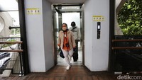 Suasana salah satu halte bus di kawasan Sudirman, Jakarta. Seperti diketahui, Upah minimum provinsi (UMP) DKI Jakarta ditetapkan naik 5,6% dari tahun 2022 atau sebesar Rp 326.953. Dengan kenaikan ini, makan UMP DKI Jakarta 2023 menjadi Rp 4.900.798.