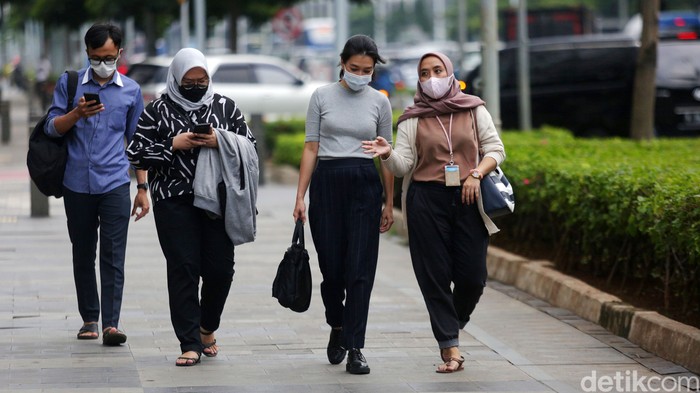 Sejumlah pekerja beraktivitas saat jam pulang kantor di Jalan Jenderal Sudirman, Jakarta, Selasa (29/11/2022). Pemprov DKI Jakarta menaikkan Upah Minimum Provinsi (UMP) tahun 2023 sebesar Rp326.953 atau 5,6 persen dibandingkan tahun sebelumnya menjadi Rp 4.900.798.