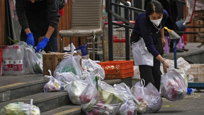 Lockdown membuat warga sulit berbelanja kebutuhan makanan. Warga Beijing memutuskan untuk belanja bahan makanan dengan cara pesan lewat online.