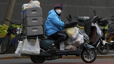 Potret Pedagang dan Kurir Layani Belanjaan Online Warga Beijing