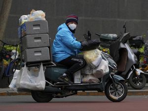 Potret Pedagang dan Kurir Layani Belanjaan Online Warga Beijing