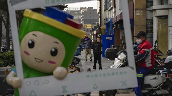 Potret Pedagang dan Kurir Layani Belanjaan Online Warga Beijing Lockdown membuat warga sulit berbelanja kebutuhan makanan. Warga Beijing memutuskan untuk belanja bahan makanan dengan cara pesan lewat online.