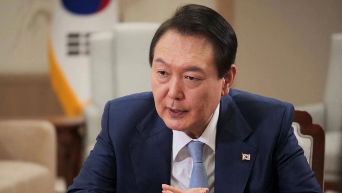South Korean President Yoon Suk-yeol speaks at an interview with Reuters in Seoul, South Korea, November 28, 2022. REUTERS/Daewoung Kim