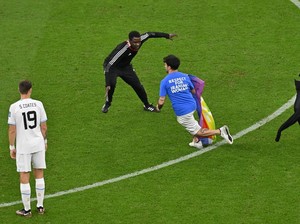 Pria Bawa Bendera Pelangi Masuk Lapangan Piala Dunia, Diamankan Petugas