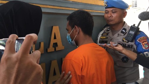 Pria di Mataram tusuk dada pacarnya hingga pisau patah karena cemburu buta, Selasa (29/11/2022). Foto: Ahmad Viqi