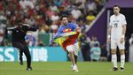 Saat Superman Kibarkan Bendera Pelangi di Tengah Lapangan