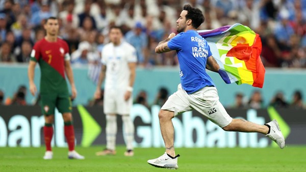 Saat Superman Kibarkan Bendera Pelangi di Tengah Lapangan