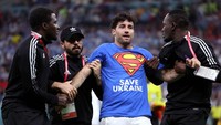 Pria ini ditangkap di tengah lapangan setelah beraksi. (Foto: Getty Images/Jean Catuffe)