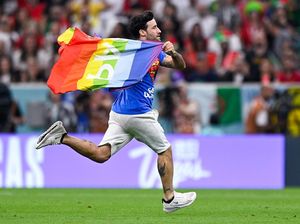 Pria Ini Nekat Kibarkan Bendera Pelangi di Lapangan Piala Dunia