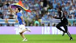 Saat Superman Kibarkan Bendera Pelangi di Tengah Lapangan