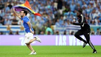Akibat aksinya ini, ia dikejar oleh petugas keamanan di stadion. (Foto: Getty Images/Francois Nel)