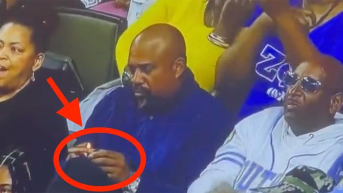 Pria Ini Santai Hangatkan Iga Babi Pakai Korek Api Saat Nonton Pertandingan Olahraga