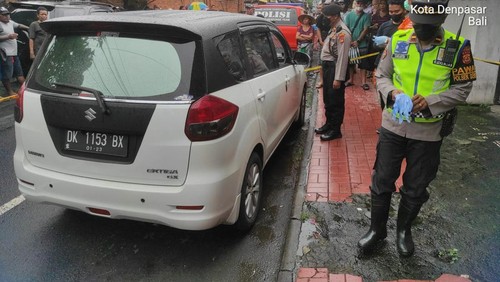 TKP penemuan seorang pria tewas di mobil di Denpasar, Selasa (29/11/2022).