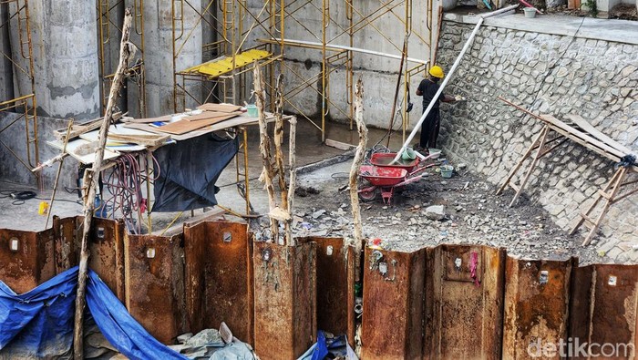 Proyek pembangunan pintu air di muara Kali Krukut, Penjaringan, Jakarta Utara, terus dikebut. Begini progresnya.
