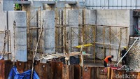 Para pekerja menyelesaikan proyek pembangunan pintu air di muara Kali Krukut di Jl Pakin, Penjaringan, Jakarta Utara.