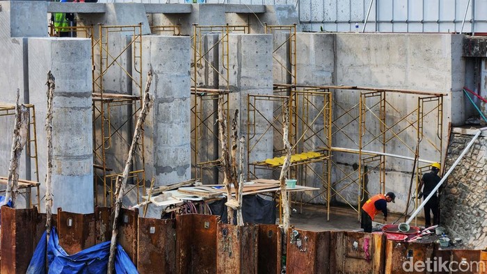 Proyek pembangunan pintu air di muara Kali Krukut, Penjaringan, Jakarta Utara, terus dikebut. Begini progresnya.