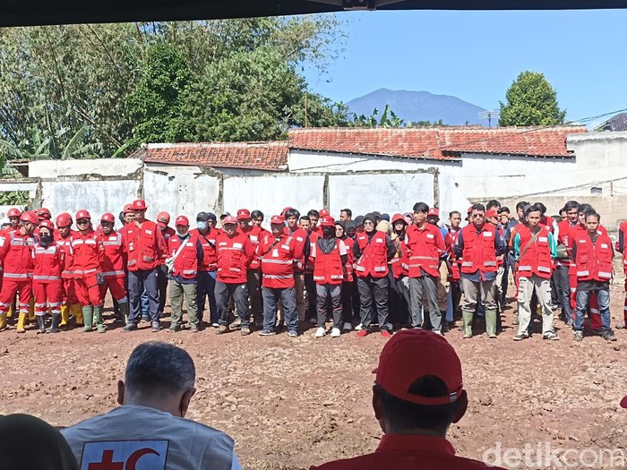 Ratusan relawan PMI disiagakan untuk penanganan dan pemulihan pasca bencana gempa.