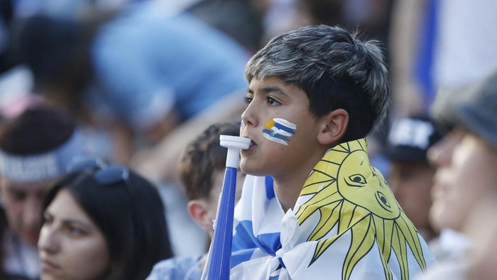 Soccer Football - FIFA World Cup Qatar 2022 - Fans in Montevideo watch Portugal v Uruguay - Montevideo, Uruguay - November 28, 2022
Uruguay fan reacts as they watch the match in Montevideo REUTERS/Andres Cuenca Olaondo