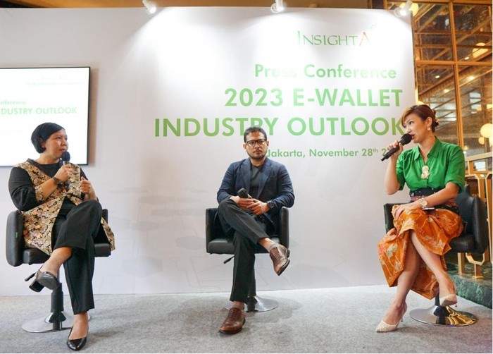 Research Director InsightAsia, Olivia Samosir (kiri), Economist & Researcher Universitas Indonesia, Fithra Faisal (tengah) saat sesi talkshow di Press Conference 2023 E-Wallet Industry Outlook.