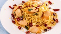 Resep Spaghetti Aglio Olio Sosis yang Pedasnya Nyengat Enak