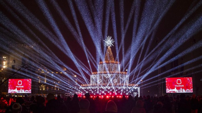Ribuan Warga Lituania Berkumpul untuk Lihat Penyalahan Pohon Natal The National Christmas tree is lit during the lighting ceremony at Cathedral Square in Vilnius, Lithuania, Saturday, Nov. 26, 2022. Over 80 percent of Lithuanians are Christian, which makes Christmas festivities a national celebration. (AP Photo/Mindaugas Kulbis)
