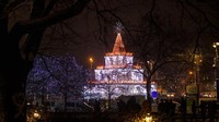 Pohon Natal Nasional dinyalakan saat upacara penerangan di Lapangan Katedral di Vilnius, Lituania, Sabtu (26/11/2022).  