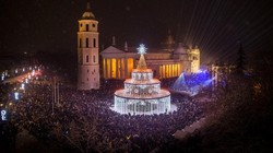 Ribuan Warga Lituania Berkumpul untuk Lihat Penyalaan Pohon Natal