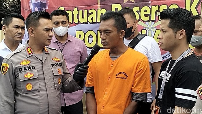 Kapolres Langkat AKBP Danu Pamungkas Totok saat menginterogasi pelaku (Datuk Haris/detikSumut)