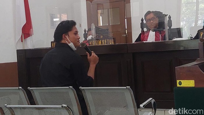 Rizky Febian di persidangan kasus penggelapan yang menyeret Teddy Pardiyana. Rizky membeberkan hubungann dengan Teddy selama ini