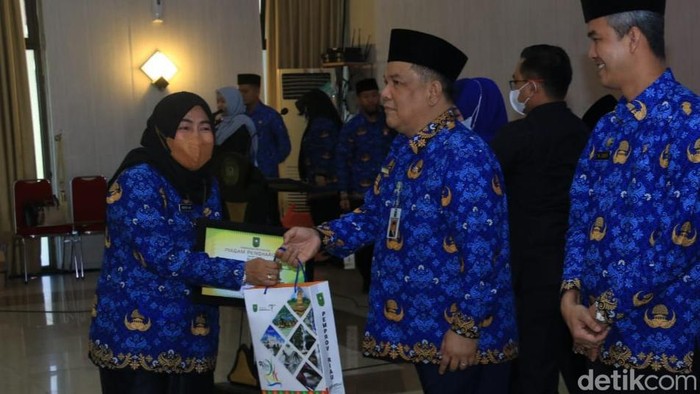 Rozita menerima penghargaan dari gubernur Riau dan saat kunjungan ke pelosok desa di Riau
