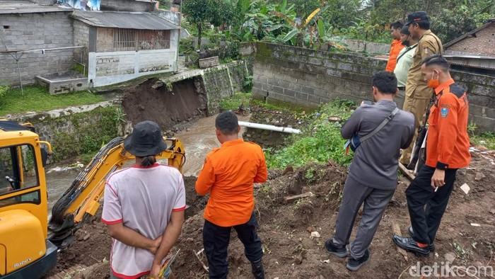 Rumah Warga Blitar Kian Rusak Akibat Plengsengan Ambrol