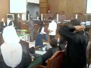 Aksi Nekat Fans Terobos Area Sidang Hingga Sambo Minta Maaf ke Anak Buah