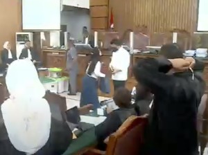 Wanita Nekat Terobos Area Sidang Pakai Kaus Gambar Wajah Ferdy Sambo