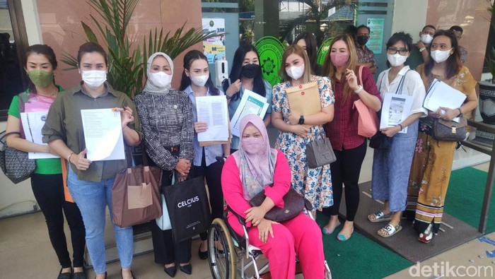 Sejumlah emak-emak di Semarang yang mengaku menjadi korban penipuan arisan online.