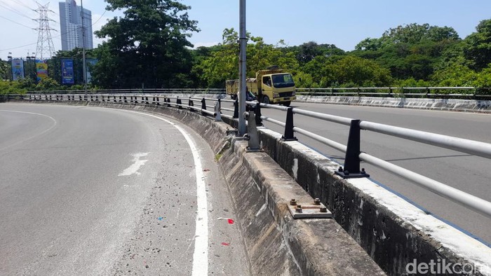 Seorang pemotor tewas akibat terlempar dari flyover Jembatan Gantung, Pademangan, Jakut. (Ilham Oktafian/detikcom)