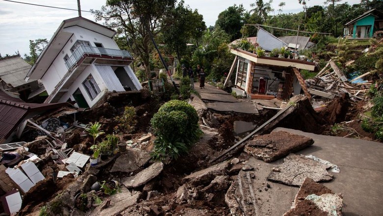 The view of Sarampad village after hit by M 5.6 earthquake in Cianjur, West Java province, on Wednesday, November 23, 2022. The M 5.6 earthquake shook some areas in Cianjur city, on Monday, Nov 21, which was felt in the capital city of Jakarta, and other areas such as Tangerang, Bekasi, Bogor, and Depok, caused at least more than 250 fatalities, and hundreds others were injured, as well as damaging buildings and infrastructure. (Photo by Aditya Irawan/NurPhoto via Getty Images)